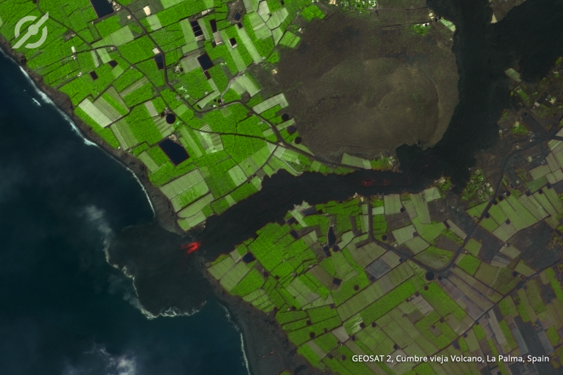 ipma_pt's tweet photo. 📢Veja as imagens de satélite dos rios de lava do vulcão Cumbre Vieja, nas Canárias, a chegar ao mar, tiradas ontem, 29 de setembro, e que resultam da colaboração do IPMA com a empresa portuguesa GeoSat👉https://t.co/h6Ad5qgbdO https://t.co/tdFsFsJGt7