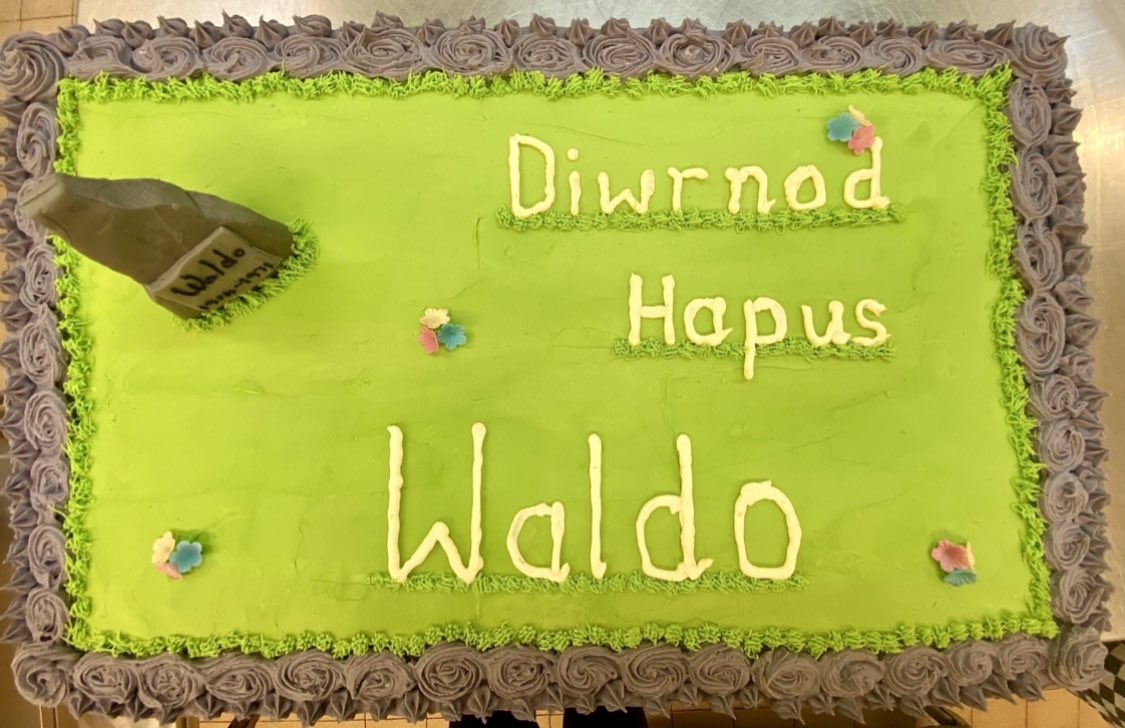 YGWaldoWilliams's tweet photo. Pupils and Criw Cymraeg celebrated Diwrnod Waldo by learning his poetry and designed a spectacular cake for the whole school to enjoy. Diolch yn fawr to our amazing cook Wanda for supporting us. #DiwrnodWaldo @Pembrokeshire @SchoolsPembs #ethicalinformedcitizens https://t.co/bwiI1UoThf