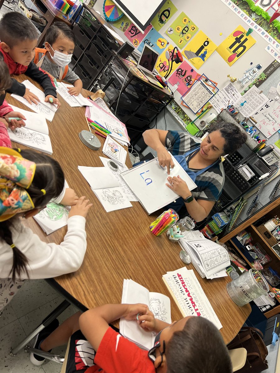 EdiliaSepeda's tweet image. Small group and centers in Spanish in this Kinder group!! @Carina_Comal @ssvero_castillo @eskarlitamtz  #multilinguallearners #emergingbilinguals
