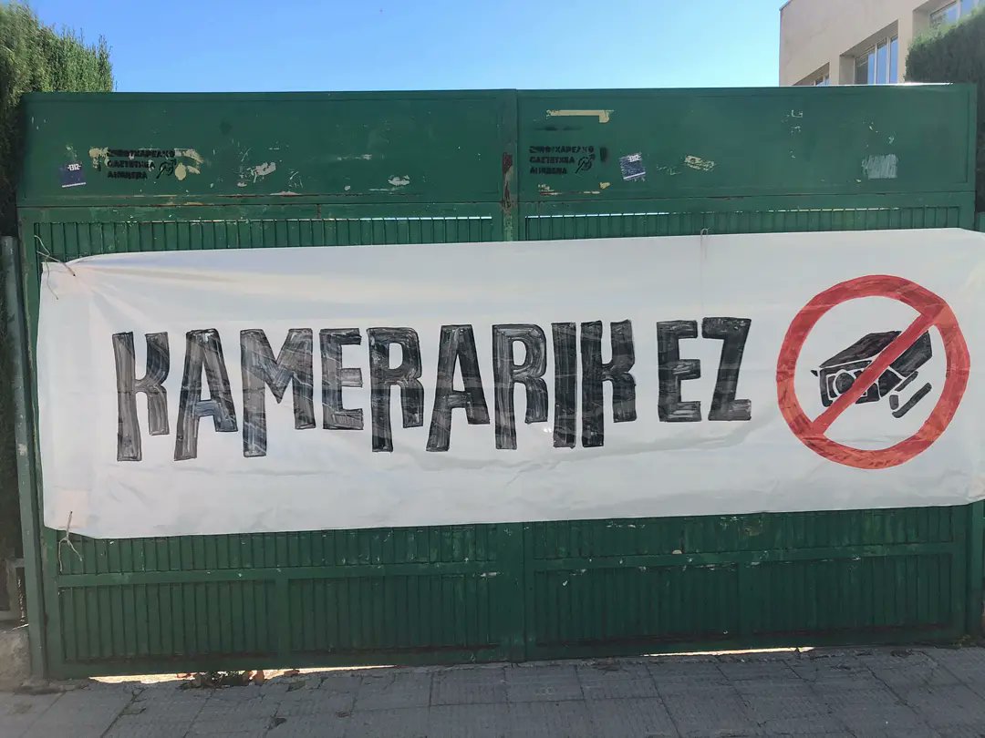 EsparruGTX's tweet photo. Gaur Zizurko kaleetan argi utzi dugu. 
STOP KONTROL🔥
1- Plaza gorrian
2- Polikiroldegian
3- Institutoko sarreran
4- Erreniega Plazan https://t.co/aJRKMNH5i9