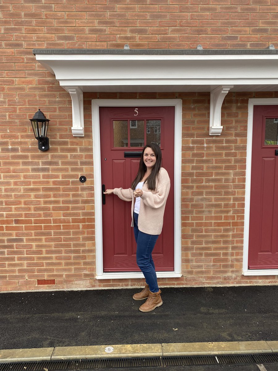 Ruby_Curo's tweet photo. Happy Completion Day 🥳🥳🥳 handing over the keys to this lovely new shared owner! It might be raining but that didn’t put a dampener on completion day 😄👏🏼🥂#NewHome #SharedOwnership #SOworthit #CuroSales @Curo_Sales https://t.co/wg250W4vaG