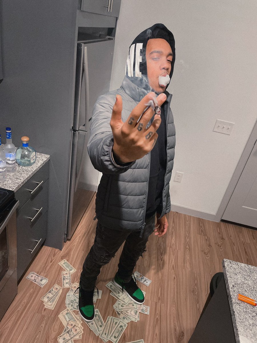 KarlousM's tweet photo. And you think this is a lot of money my boy 😂😂😂😂😂😂 quit fucking with people before shit get as ugly as that fit. https://t.co/LgEpnwfHgI
