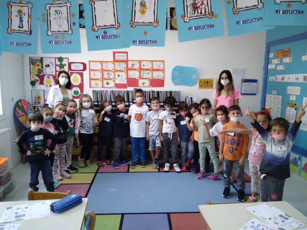 BKAyvalik's tweet photo. Anaokulunda Karem çalışması yapıldı. Sosyal mesafeyi öğrendik, yaka kartlarını oluşturduk.@ErkenCocukluk @KirmanAysun @tugbaozdinc https://t.co/jpWKxigyH6