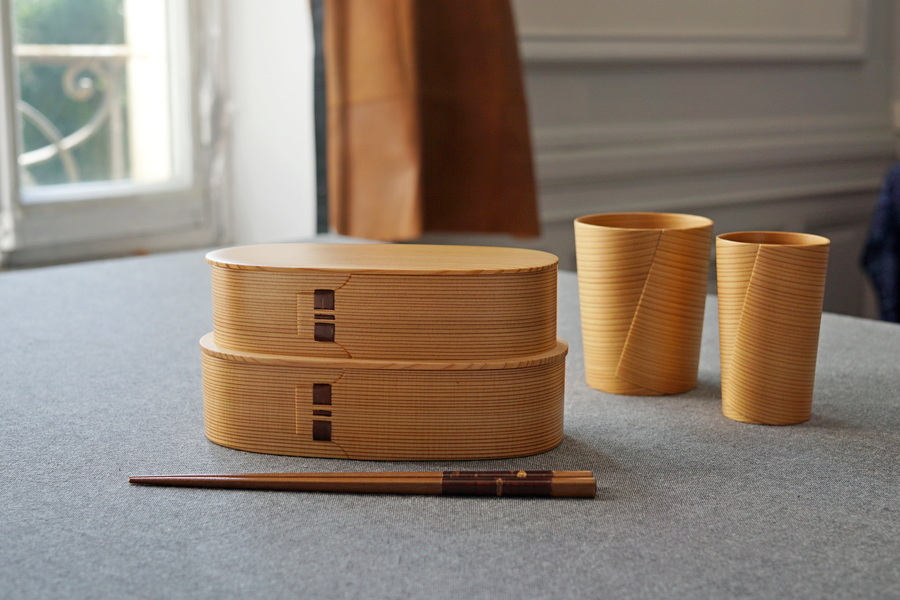 AchikochiJ's tweet photo. Techniques artisanales de travail du bois
Boîte à bento à deux étages et gobelets en cèdre confectionnés avec la technique Magewappa, et baguettes recouvertes d'écorce de cerisier avec la technique Kabazaiku.
#gobelet #travaidubois #baguette #bento #magewappa #kabazaiku #écorce https://t.co/U1WH47Gzo5