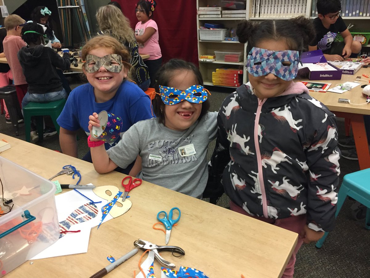 Artzylibrarian1's tweet photo. MakerSpace Bunch having fun while learning! ⁦@HumbleISD_OE⁩ ⁦@HumbleISD⁩_lib #everychildeveryday https://t.co/RFw7xTlGUW