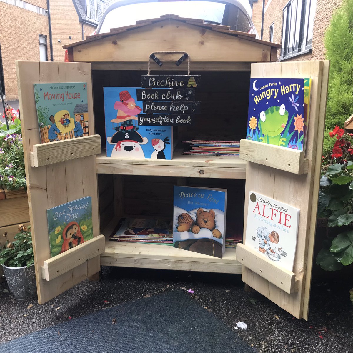 We launched our new free-flow area ‘beehive’ book club. Children can borrow a new book from it each week to enjoy at home with their grown ups. #literacymatters #promotingearlyreaders <a href="/Curiosityappro1/">Curiosityapproach</a> <a href="/HertsHour/">#HertsHour</a> <a href="/HertsLibraries/">Herts Libraries</a> @eyLog @HertsLearning