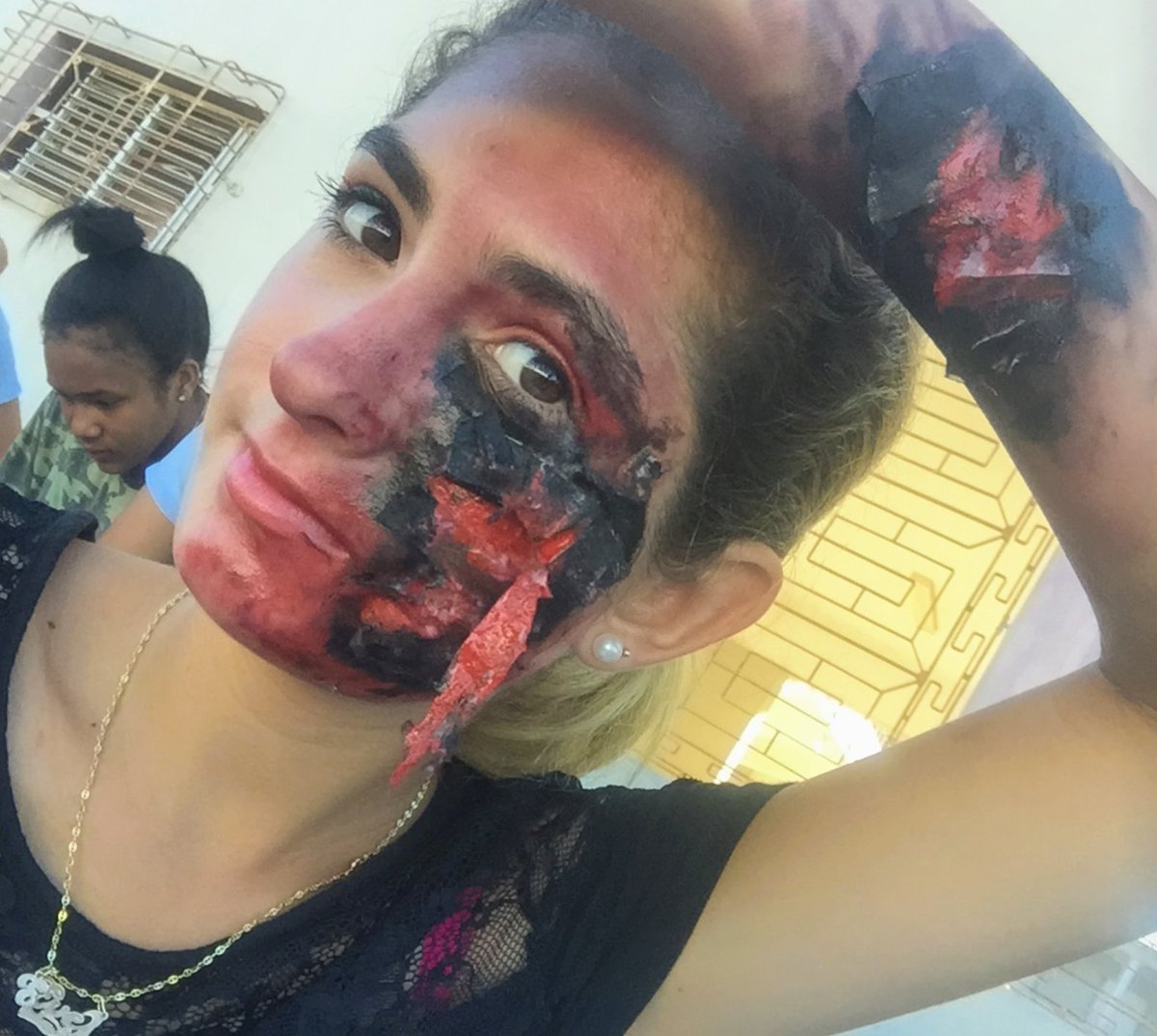 Evelyn20020430's tweet photo. Hola!🌼
Quiero compartir con ustedes un maquillaje de caracterización que me hice hace años, me gustaría saber qué opinan por aquí, fue para un trabajo de la escuela el cual represente una quemadura de 3do grado en la cara 😁. Espero les guste. https://t.co/YJHaQouyAI