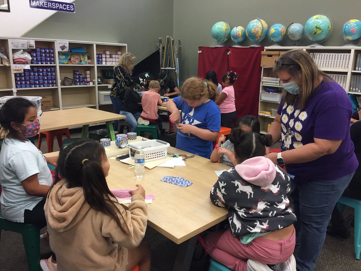 Artzylibrarian1's tweet photo. MakerSpace Bunch having fun while learning! ⁦@HumbleISD_OE⁩ ⁦@HumbleISD⁩_lib #everychildeveryday https://t.co/RFw7xTlGUW