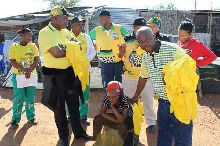 Khush_ZA's tweet photo. We are moving to level 1 so that ANC can go house to house and put their tshirts on our grannies without worrying about social distancing. #FamilyMeeting https://t.co/A9b3uuLuQO