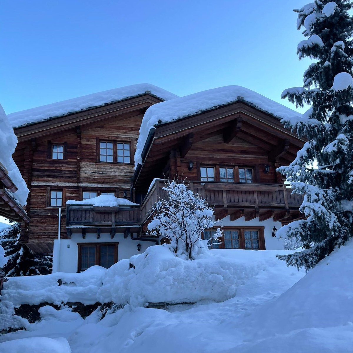 marilyn_perren's tweet photo. Book your own Chalet 5.-12.2.2022 #Zermatt #Matterhorn #InLoveWithSwitzerland #WINTER #snow #SkiChalet #Switzerland #rent #rentals #skioffers #Travel #mountain #magicfebruary #february https://t.co/UilJW9FIfB