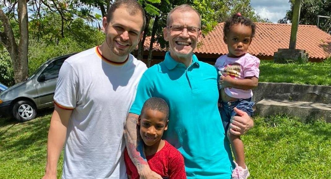 É isso o que incomoda os homofóbicos: uma família feliz!

Toda solidariedade ao Senador Contarato <a href="/ContaratoSenado/">Fabiano Contarato</a>.