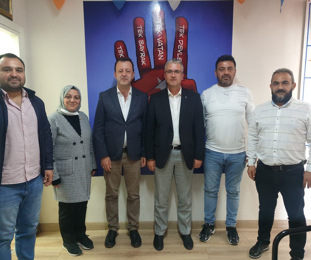 Mhallacogl's tweet photo. İlçe Başkanlığımızda Susurluk İlçe Başkanımız Sn.Melih Bağırgan'ı misafir ettik.Nazik ziyaretleri için kendilerine teşekkür ederim.
#CanlaBaşla 
#İlkgünküaşkla 
#İnandığınYoldaYürü https://t.co/FY3oGU2Qro