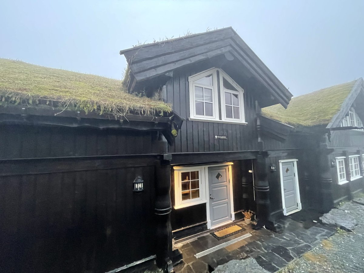 modaly_it's tweet photo. Laptop issues? In a wooden cabin in the middle of the Norwegian mountains? No problem, device reset, Windows Autopilot, and fully productive in under an hour on 4G #Microsoft365 #MSIntune #CloudConnected https://t.co/HTzwpYUM8j