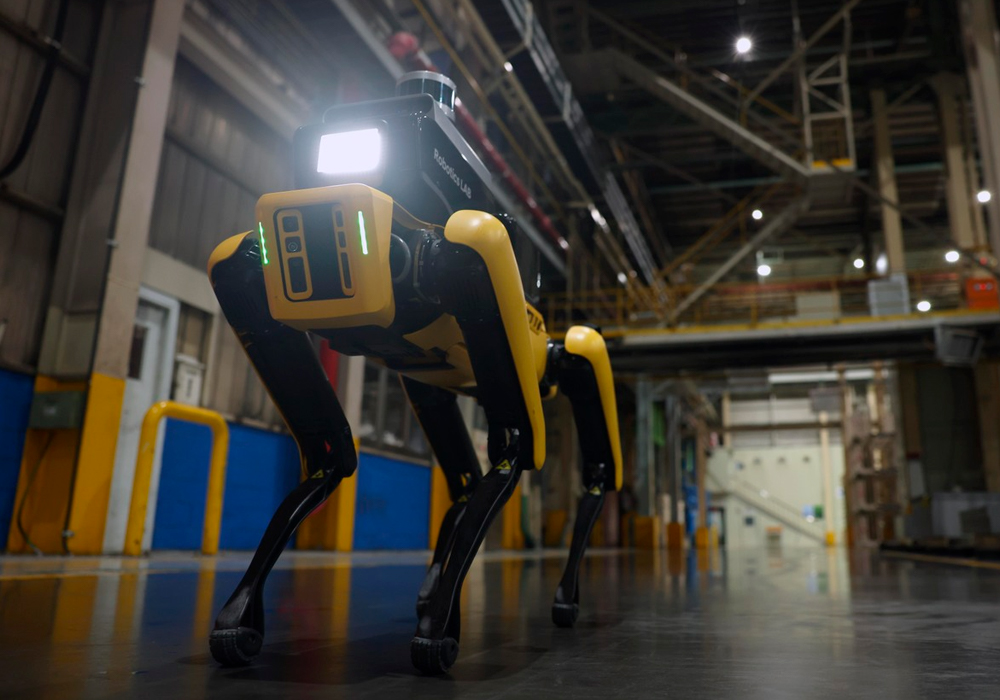 Hyundai Motor Group представляет Factory Safety Service Robot – первый совместный проект с #BostonDynamics. Новый робот создан на базе четырехногого андроида Spot® и будет использоваться для повышения уровня безопасности на заводах в Южной Корее.