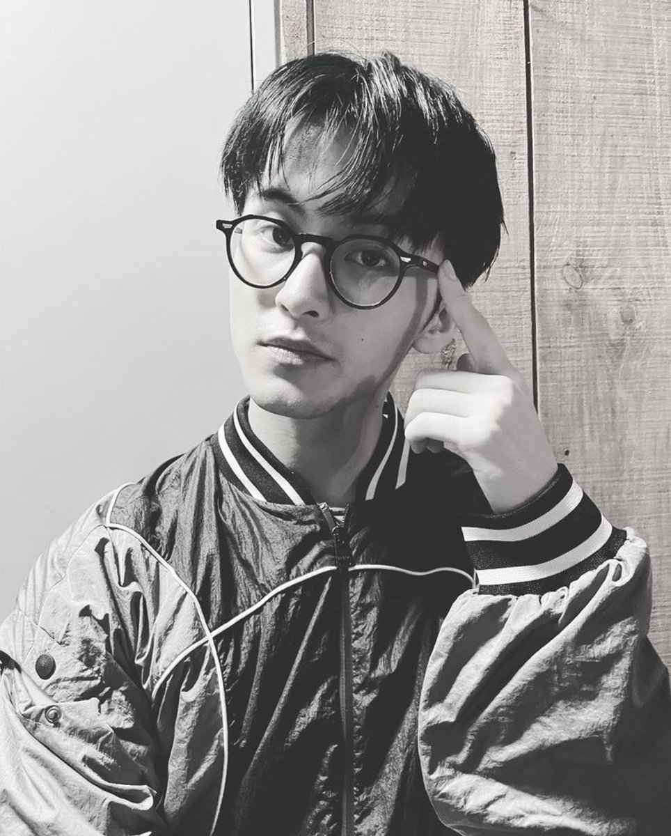 มาร์คเขียนถึงแว่นดีมากเลยอะ ‘พวกเขาบอกว่าคุณไม่เหมาะกับฉัน แต่ฉันไม่ได้คิดเช่นนั้น’ ‘ฉันมองโลกผ่านคุณเท่านั้น ถ้าไม่มีคุณ ฉันคงหมดหนทางเหมือนกับหัวใจที่ไร้คู่’ มาร์คเค้ารักแว่นมากจริงๆ หลายคนอาจจะคิดว่าแว่นนี้ไม่เหมาะกับมาร์ค แต่แว่นนี้คือมาร์คตั้งใจเลือกเป็นชั่วโมงเลย ㅠㅠ