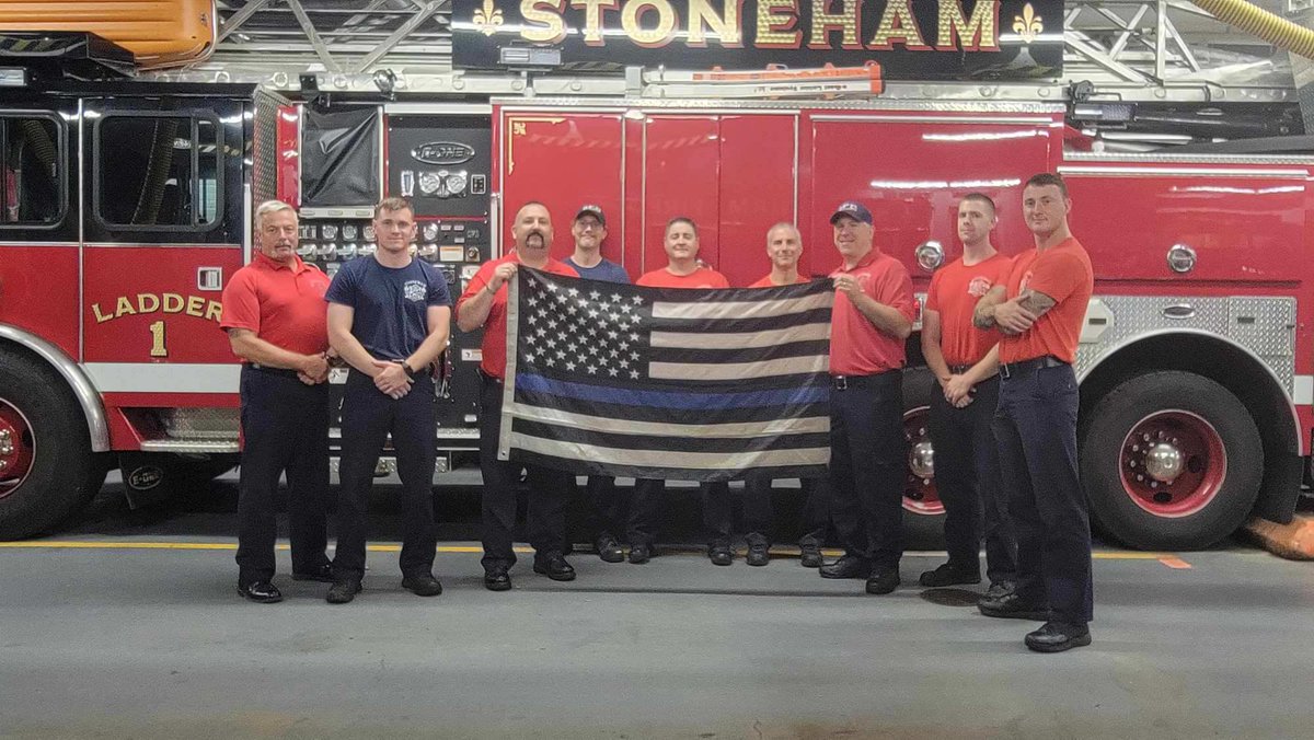 Local_2116's tweet image. This week it was  stoneham firefighters local 2116’s honor to host the Sgt Chesna thin blue line flag.   The flag has been traveling around the state to different fire departments in support and remembrance of the sacrifices that police officers make everyday.