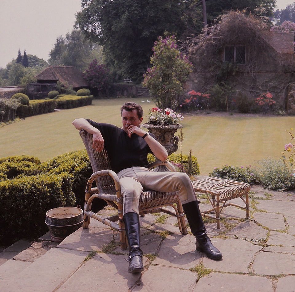 james_mcavoys's tweet photo. Dirk Bogarde at home 🖤 https://t.co/p6mdz912t8
