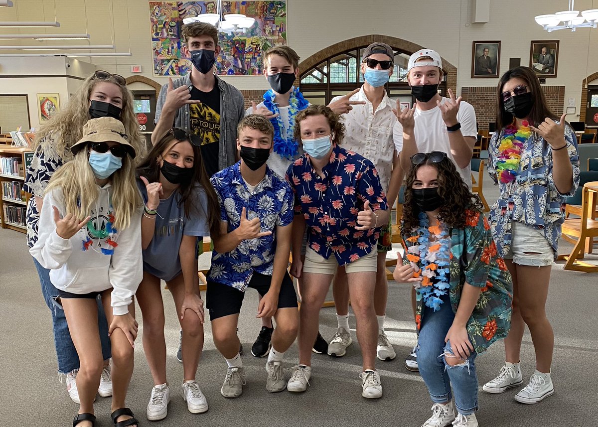 WESTBookReview's tweet image. Ms. Robinson’s Sr Comp beach bums understand the assignment! Happy Beach Day, Hilltoppers! @GWEnglishDept @GWHS_Library