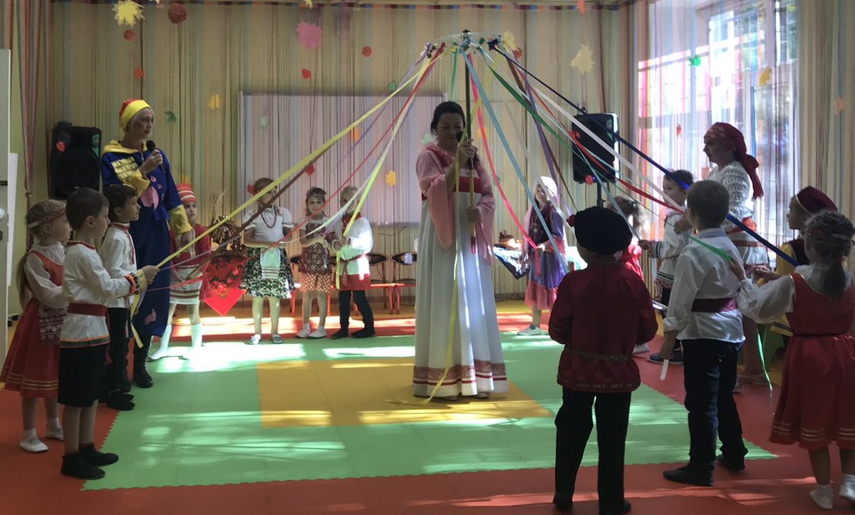 Слава миру на земле!
Слава хлебу на столе!
Слава тем, кто хлеб растил,
Не жалел трудов и сил! 
Под таким девизом с веселыми играми, частушками, и хороводами в "Солнечном городе" прошла ярмарка "Хлеб-всему голова"