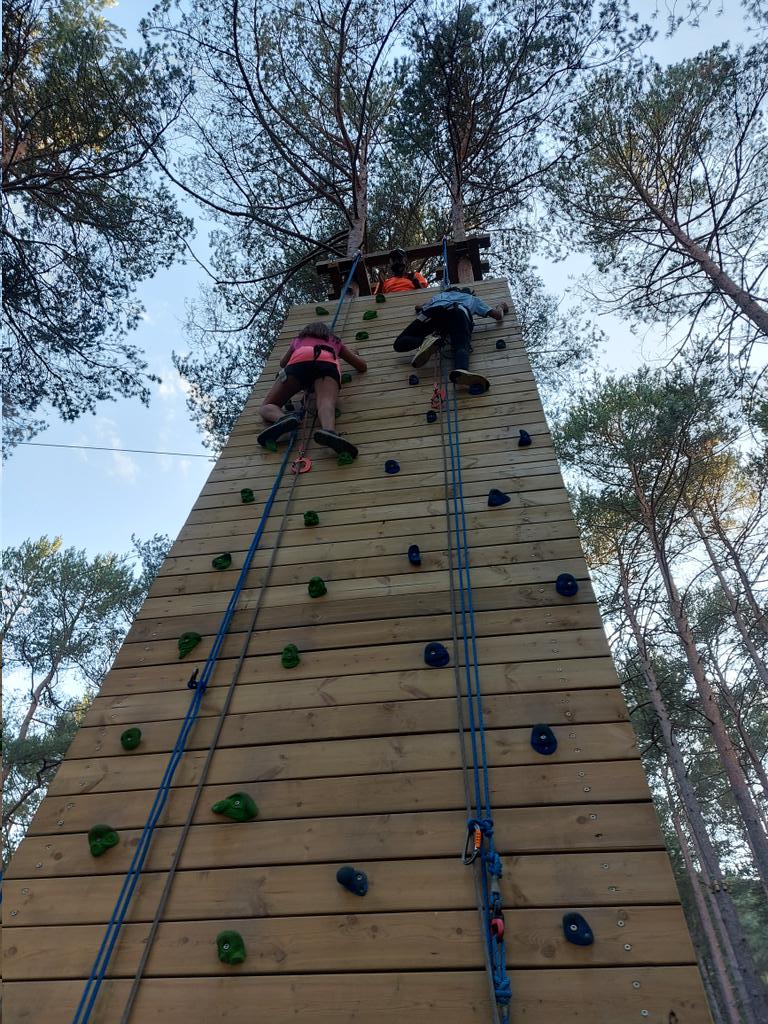Després del rocòdrom i les tirolines hem fet una caminada molt bonica fins al tren que ens portarà a Planoles. Allà ens espera un bon sopar, joc de nit i a descansar!! <a href="/INS_Pla_Marcell/">Institut Pla Marcell</a> #campdevanol2122plamarcell