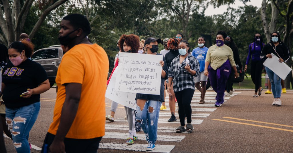 aveiansangle's tweet photo. 𝘿𝙖𝙧𝙚 𝙩𝙤 𝙢𝙖𝙠𝙚 𝙖 𝙨𝙩𝙖𝙣𝙙.. 

On September 30th, 2021 students from Alcorn State University joined each other in a peaceful protests in hopes of receiving answers to recent events on campus. https://t.co/f2Pq8vvcNT