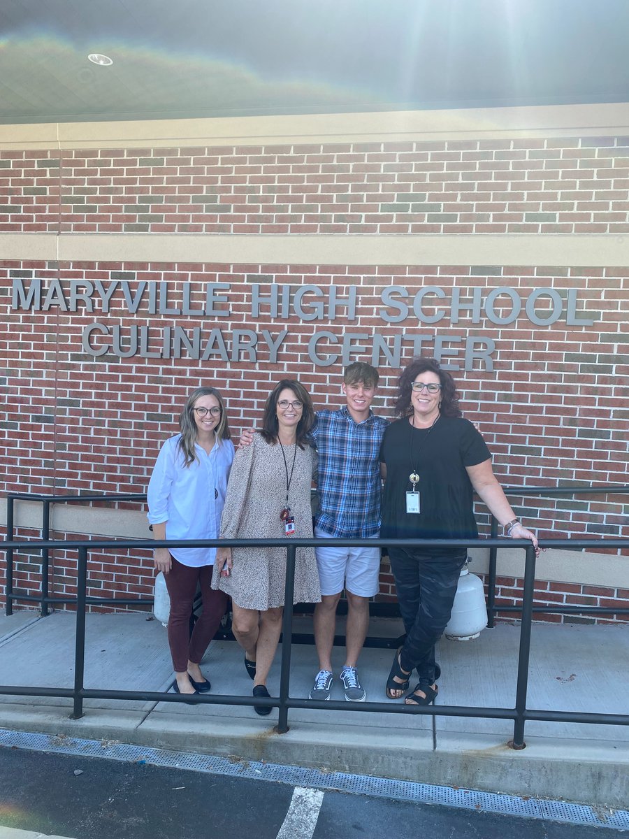 TN_Pathways's tweet photo. Thanks to @MaryvilleHigh for being gracious hosts during our @TN_Pathways site visit. We got to experience #studentbiz Café LeReve first-hand! Kudos to hosts Brittany Storm, Susan Headrick, Sherri Hayes and Donna Wortham as well as student Haysen Hayes. https://t.co/iBOmhAx3ee