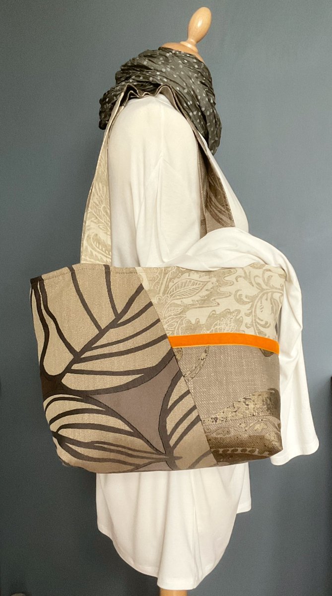 samm_designs's tweet photo. My Handy Bags – has a clip-in zipped purse, inner pocket, room for phone, mask, sanitiser, make-up, scarf, notebooks, Tablet, cardi, spare flats, gloves, water. Can be gift wrapped &amp; sent direct or a self treat

#craftbizparty  #TheCraftersUK #MHHSBD #SBS

https://t.co/jxF5iopVoH https://t.co/GCIvhM9IjV