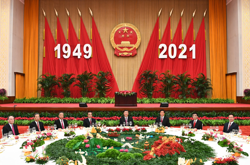 PDChinese's tweet photo. 【國務院舉行國慶招待會 慶祝中華人民共和國成立72週年】9月30日晚，國務院在人民大會堂舉行國慶招待會，熱烈慶祝中華人民共和國成立72週年。習近平、李克強、栗戰書、汪洋、王滬寧、趙樂際、韓正、王岐山等黨和國家領導人與近500位中外人士歡聚一堂，共慶共和國華誕。 https://t.co/XE4GR0R0EL