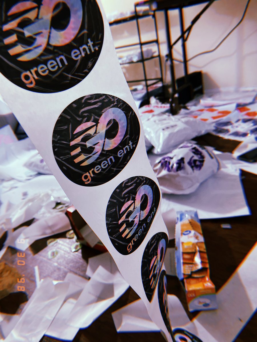 TheRealJonS's tweet photo. OFFICE LIFE 😅 PUSHING OUT ORDERS 📦♻️ THANK YALL 4 THE SUPPORT 💯💯🤝🤝♻️♻️♻️♻️ #GoGreenEnt ♻️♻️♻️ https://t.co/qKmHLSzB10
