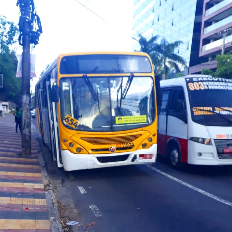 TransitoManaus's tweet photo. #VaiContando ônibus em pane mecânica na Rua Salvador, Adrianópolis em frente a Dodó Veiculos. https://t.co/AG2AIuWg6K