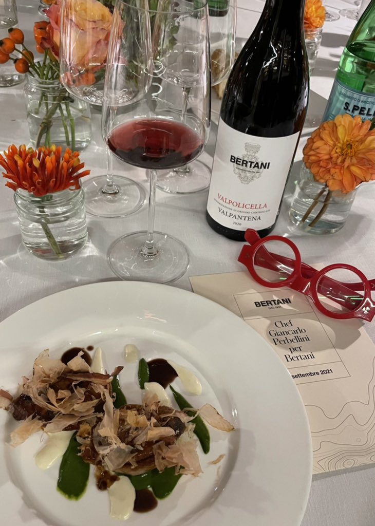 WineNewsIt's tweet photo. Griffe storica della #ValpolicellaClassica e del #vinoitaliano, con la sua “library” di grandi #vecchieannate di #Amarone, #Bertani punta con decisione anche sui #vini della #ValpolicellaValpantena, freschi, di 12 gradi, piacevoli e contemporanei negli #assaggi di WineNews https://t.co/zBqC5ev3Ov