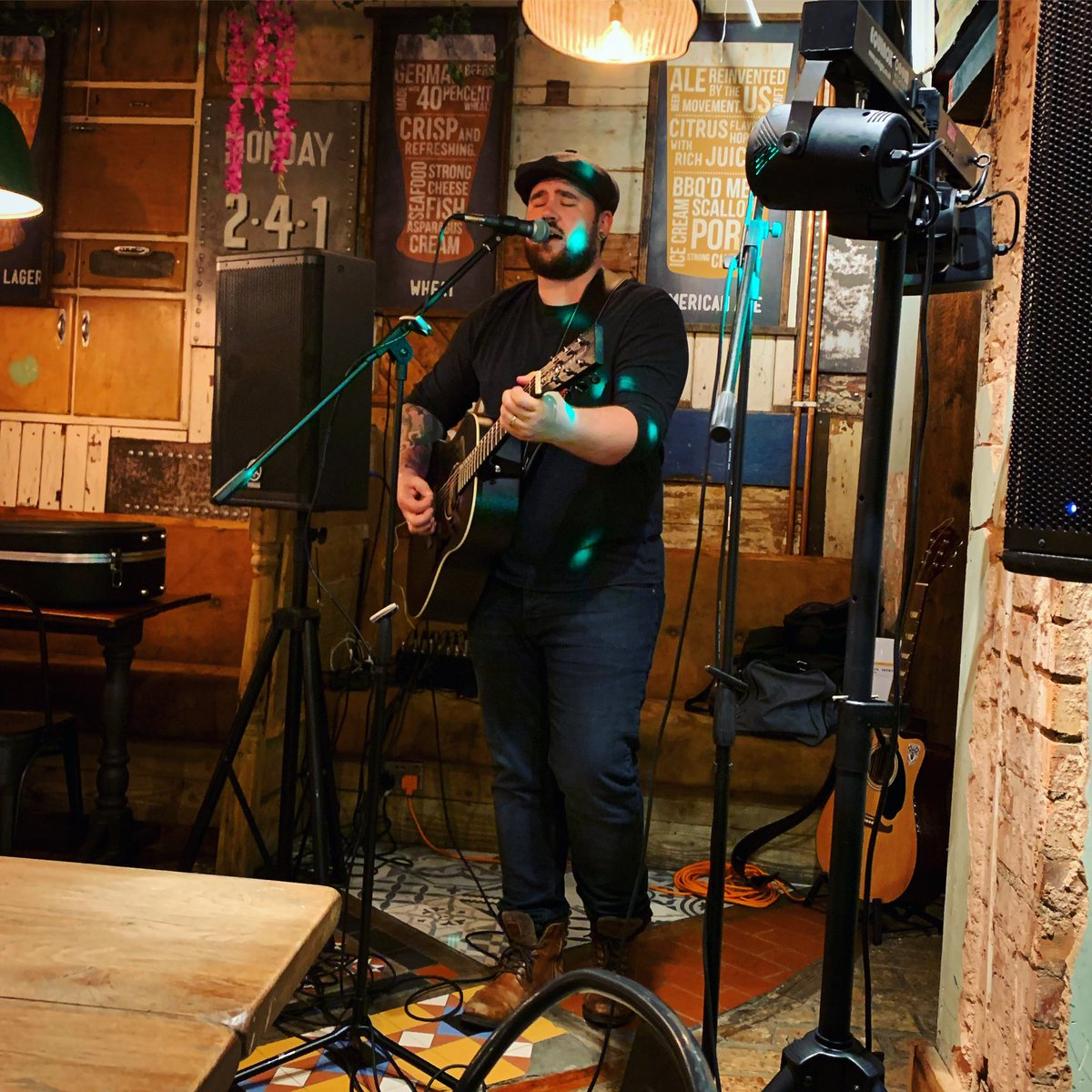 Gary getting accustomed to his new Tanglewood Blackbird down at The Queens Head tonight. Sounding 👌