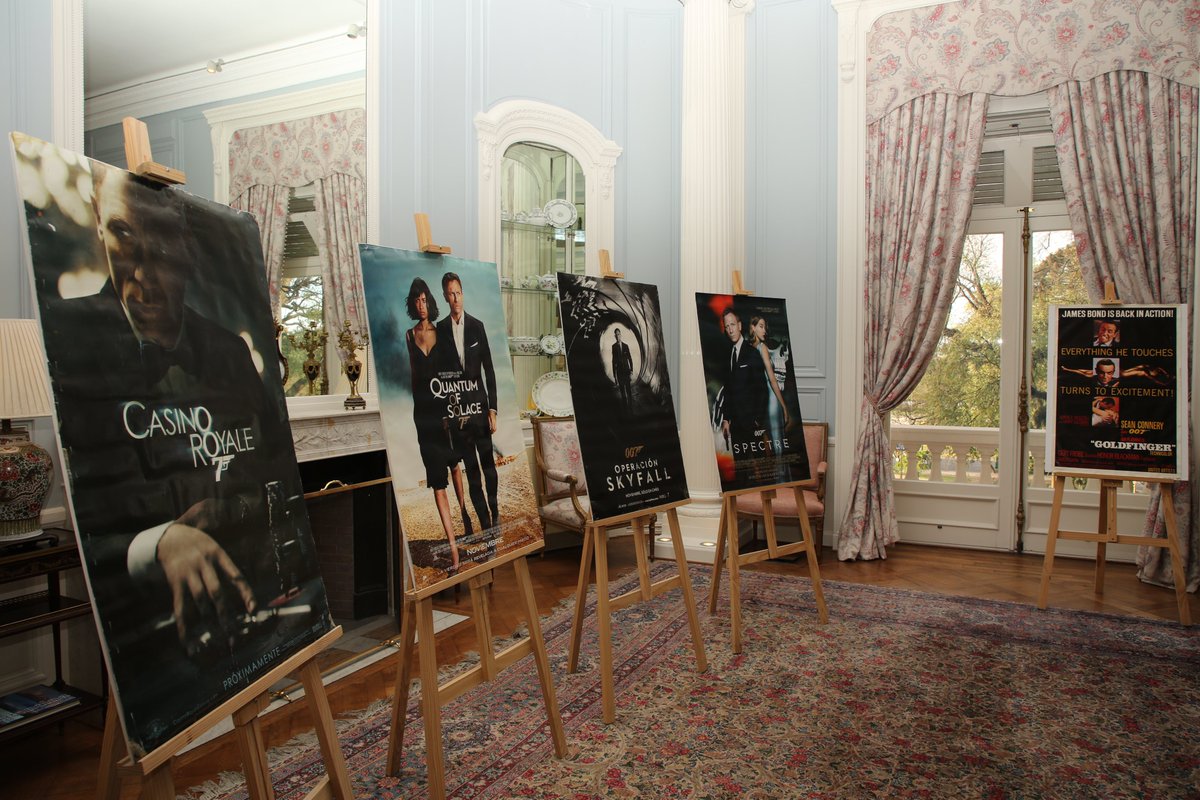 UKinArgentina's tweet image. Así celebramos el regreso de #JamesBond 🙌 en la Embajada.

Hoy se estrena en Argentina #SinTiempoParaMorir 

#GREATFilms 

📸 flickr.com/photos/british…