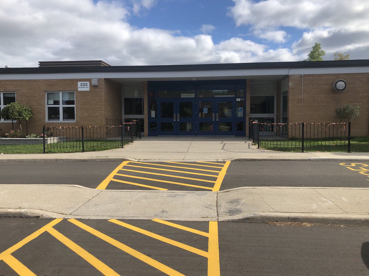 Penumarthy_'s tweet photo. Students ⁦@BalmoralDrivePs⁩ tie orange ribbons to honour children who attended residential schools ⁦@PeelSchools⁩ ⁦@peel21st⁩ #orangeshirtday #truthandreconciliation https://t.co/f7hmUhCY05