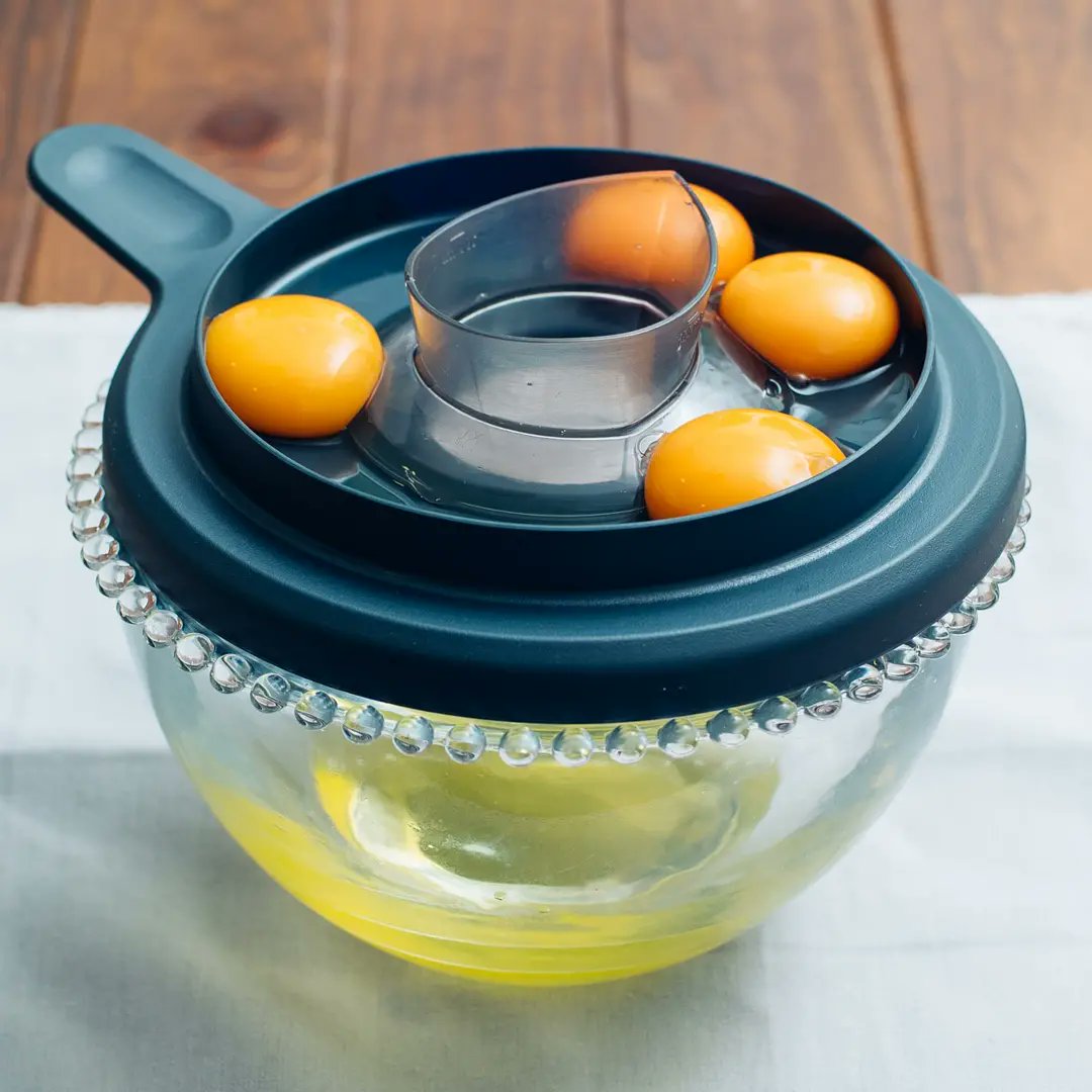 *TRUCO: USA TU TAPA COMO SEPARA YEMAS* 
Hoy te traigo un nuevo uso muy útil para la tapa de tu Thermomix® . Con ella vas a poder separar las yemas y las claras. 
 Entra en el enlace ➡️
🔗bit.ly/3zSiveK

#thermomix #tipsthermomix #tm6