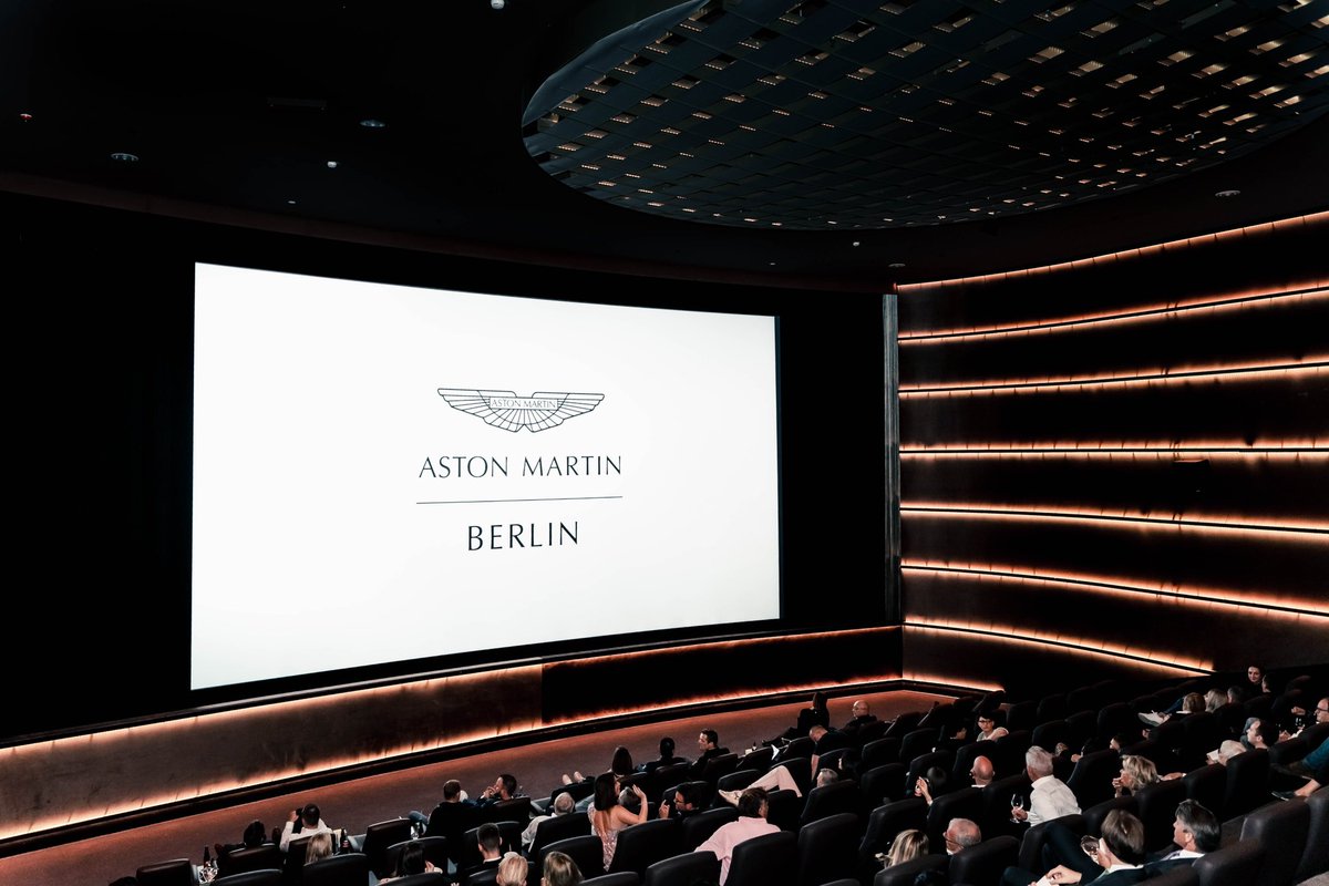 Klappe zu, Film ab! 🎥 🍿 🎞 
Gestern war eine ganz besondere Nacht für uns. Wir waren mit Aston Martin Berlin bei der Premiere des neuen James Bond Films. Wo sind die Aston Martin Fans? Ab ins Kino! #herzrasen #AstonMartin #jamesbondpremiere #JamesBond_007 #berlin #premiere