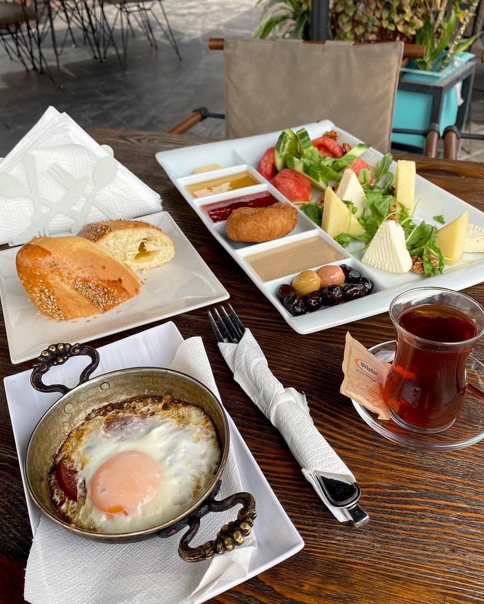 kebabfactory_mt's tweet photo. For all our incredible customers who prefer having breakfast alone :) A breakfast for ONE, at your service! Have you tried it yet? <3 #Turkish #breakfast #eggs #cheese #food #Malta #homemade #bread #tasty https://t.co/QhQ4GVvm15