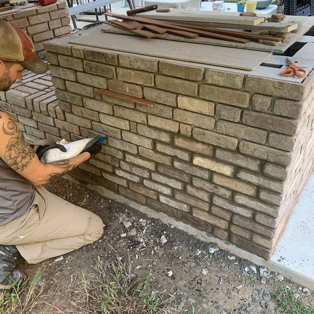 Take advantage of the cooler weather and tune up your outdoor living spaces this fall 🧱🍁🍂 Check out this DIY Custom grill station built by @hamblinwoodworking on Instagram. This project exemplifies the customers versatile ability to use thin brick in any project.