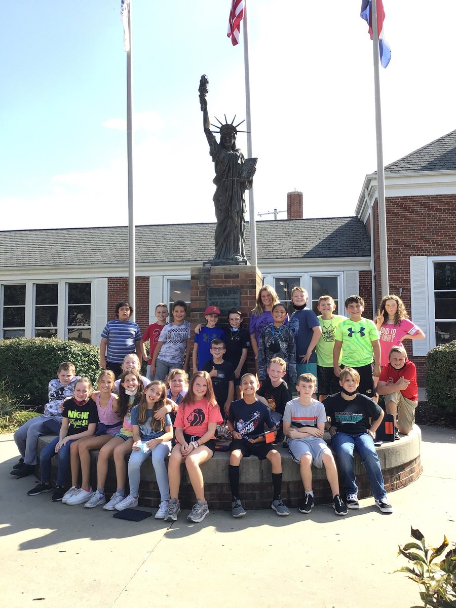 5th graders began their yearbook cover projects today!! Snapped a quick group pic of @Summers_5th ‘s class!! Can’t wait to see what they create! <a href="/LPSFranklinElem/">Franklin Elementary</a> <a href="/LPSFineArts/">LPS Fine Arts</a>