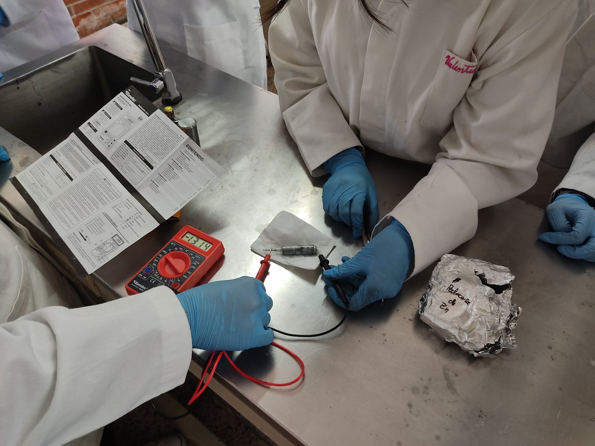 Mediante la química, se estudia la interacción entre materia y energía, aprovechando sus propiedades particulares para beneficio de la humanidad. Gracias a ella, sin usar "electricidad" pudimos construir nuestras propias pilas AA
¡Excelente sesión de trabajo en <a href="/seclancaster/">Secundaria Lancaster</a>!
