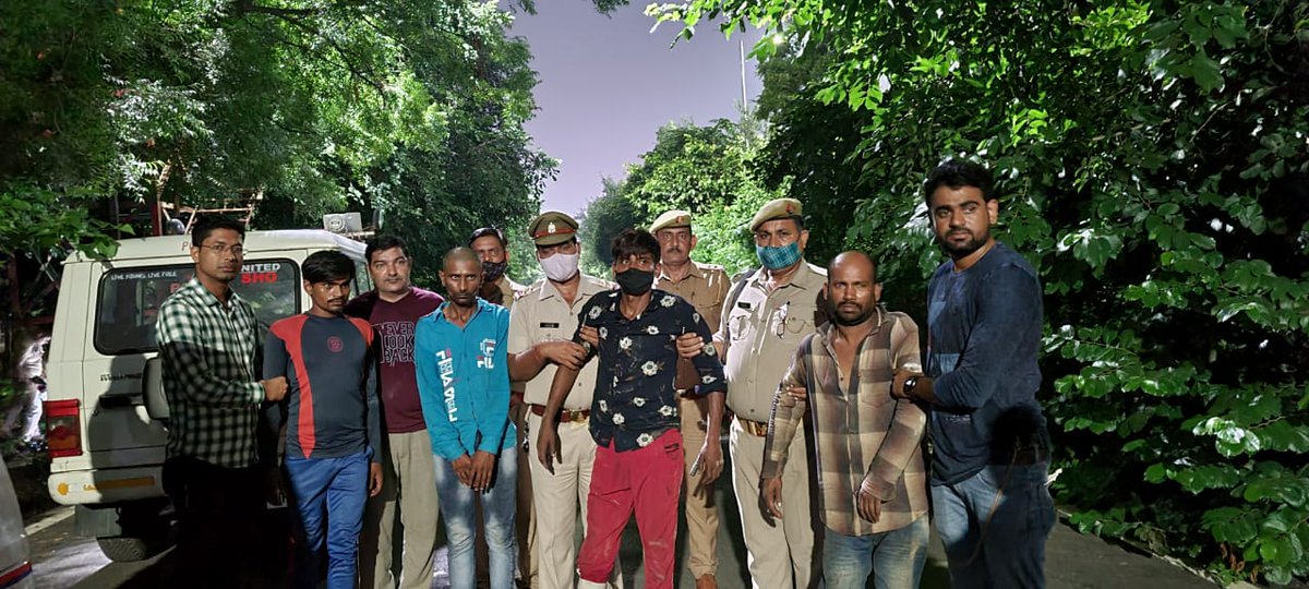 noidapolice's tweet photo. थाना सेक्टर-39 नोएडा क्षेत्र में चेकिंग के दौरान पुलिस व सवारी बनकर ऑटो लूटने वाले बदमाशों के बीच हुई मुठभेड़ के दौरान 02 बदमाशों के पैर में लगी गोली, घायल/गिरफ्तार तथा 02 अन्य बदमाश कांबिंग के दौरान गिरफ्तार, कब्जे से 01 ऑटो व अवैध हथियार बरामद। https://t.co/NpqOYfrExL