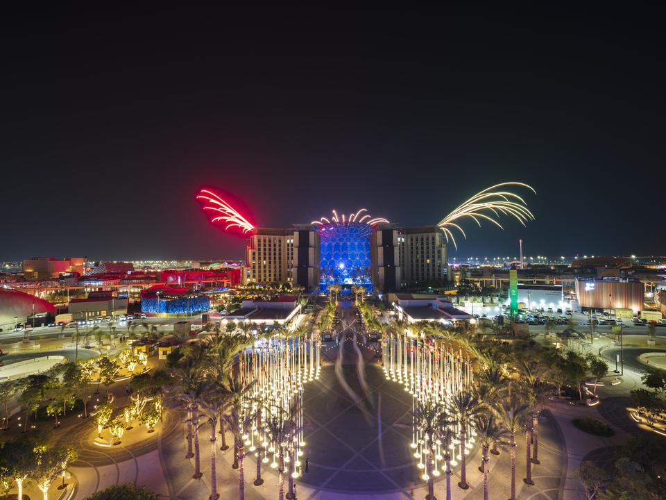 expocitydubai's tweet photo. The sky lights up in celebration as the magic of Expo 2020 is unveiled. #Expo2020 #Dubai https://t.co/RLxpvEJ2Kt