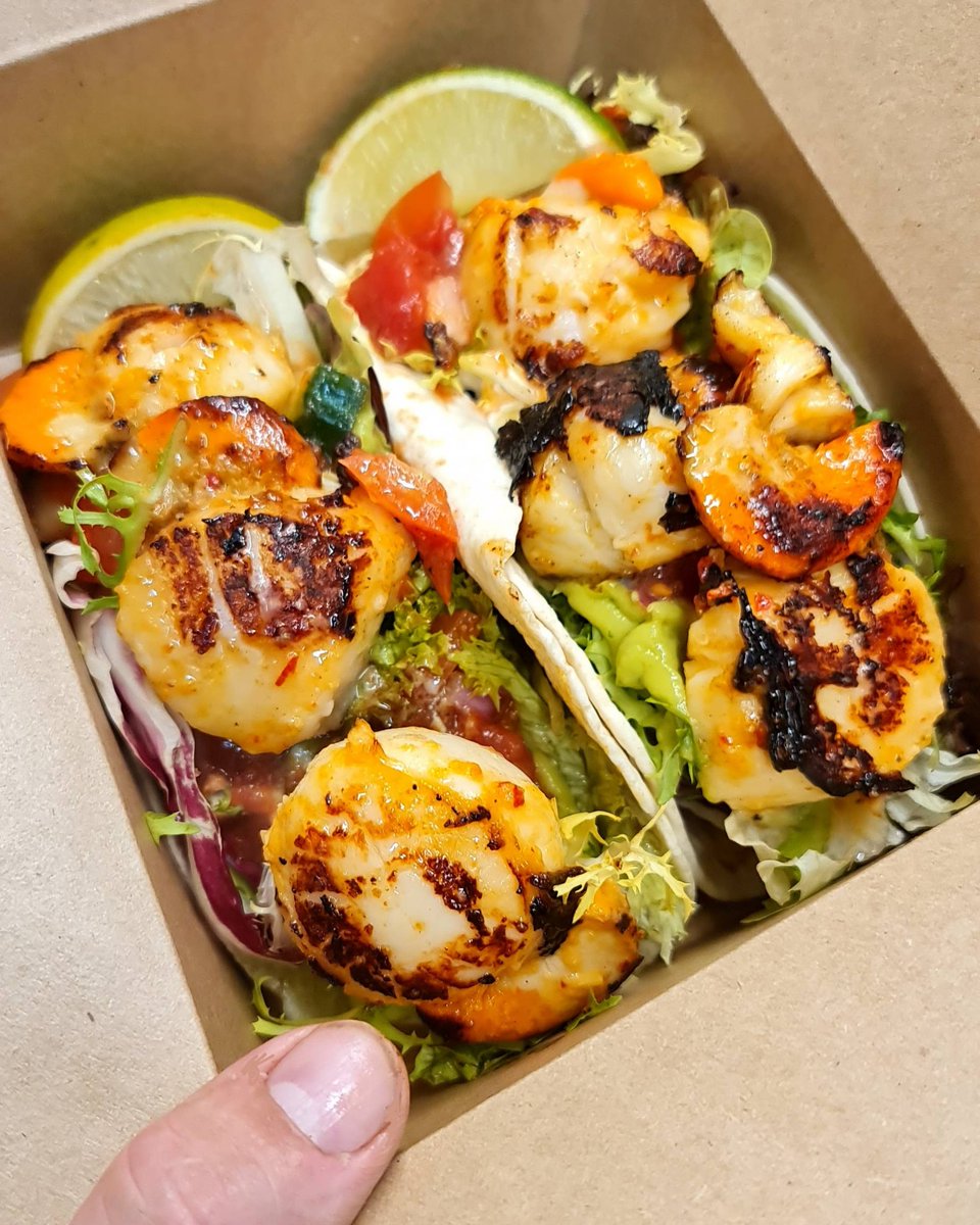 TheRedshankUK's tweet photo. Taco No.2 

Chilli, ginger &amp; garlic marinated Uist king scallops, guacamole, salsa &amp; sour cream...

Open until 8pm...

#kingscallops #streetfood #streetseafood #softshelltacos #guacamole #sourcream #salsa #theredshankuk https://t.co/Rdz2pDD22r