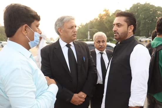 ironmenforarmy's tweet photo. Copied.
Ishtiaq Chaudhary (Advocate Supreme Court) &amp; Qazi Shafiq (President PAT North Punjab) has arrived at D Chowk.
#StudentsMarchToPMhouse 
#ShameonISBPolice https://t.co/I0tEneySF1