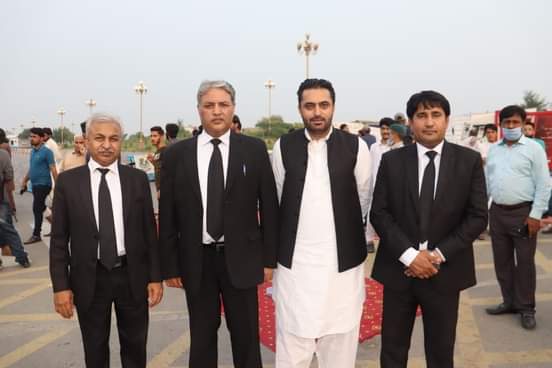 ironmenforarmy's tweet photo. Copied.
Ishtiaq Chaudhary (Advocate Supreme Court) &amp; Qazi Shafiq (President PAT North Punjab) has arrived at D Chowk.
#StudentsMarchToPMhouse 
#ShameonISBPolice https://t.co/I0tEneySF1