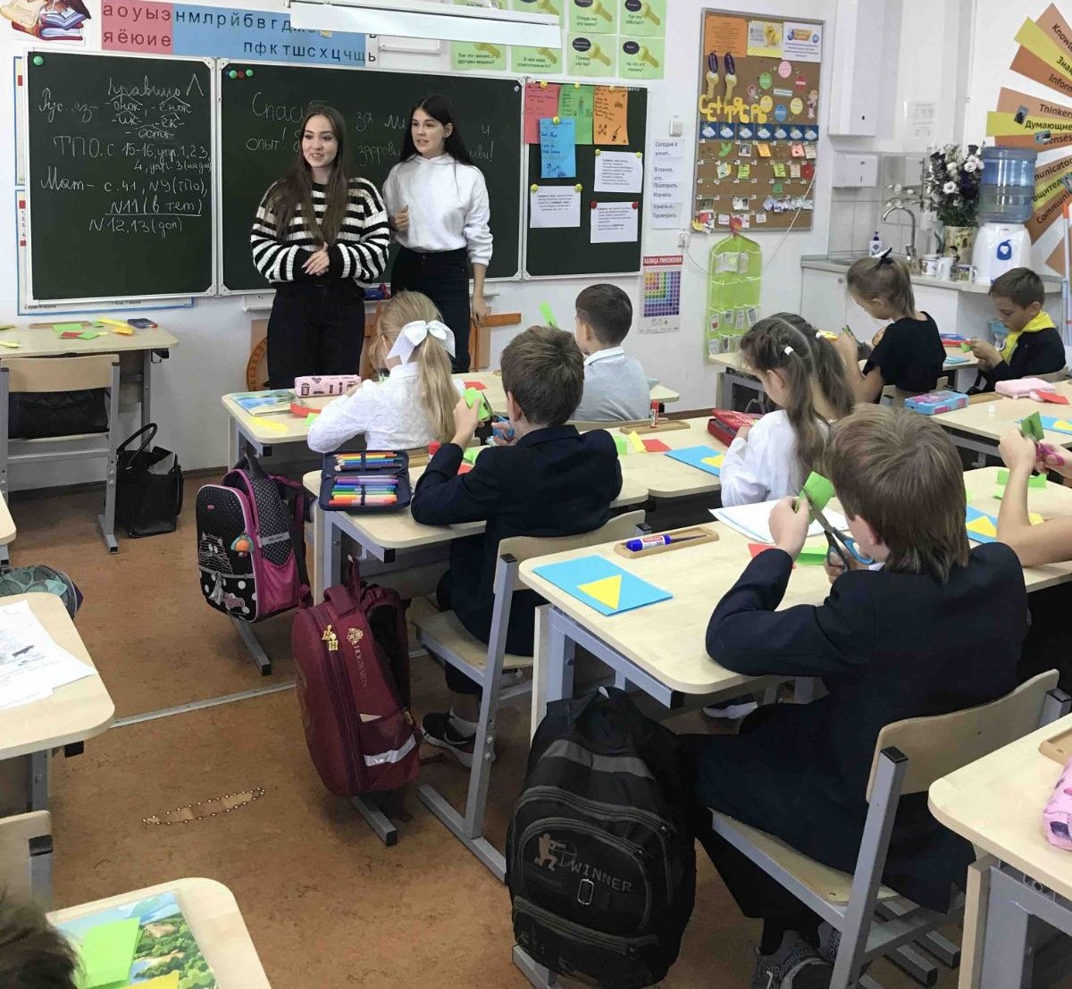 cevdmsamara's tweet image. Сегодня наши ребята- волонтёры (учащиеся @gym3sam_ru) провели мероприятие в рамках городской волонтёрское акции ко Дню пожилого человека #Твори_добро ❤️ Изготовили поздравительные открытки с младшими театралами &quot;Чудодеи&quot; для бабушек и дедушек.
#нацпроекты
#социальнаяактивность