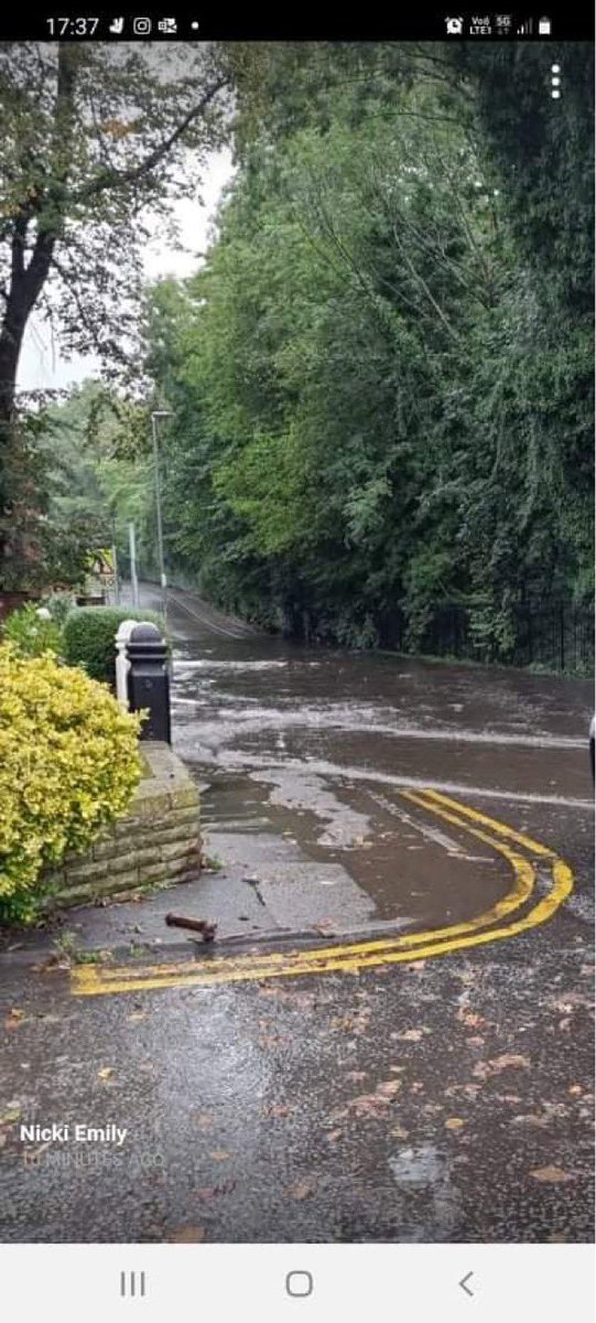 Furrtography's tweet photo. @TamesideCouncil Btm of mellor road near Stamford park is flooded causing traffic chaos! https://t.co/v2AMC3xblE
