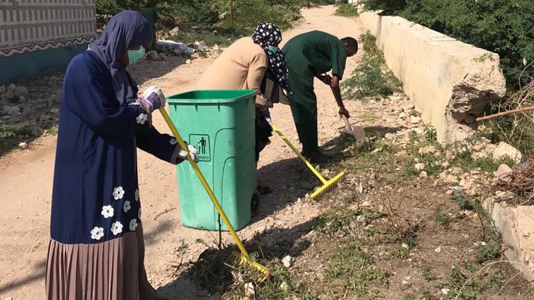 StuartBrownFCDO's tweet photo. Another successful ‘last Thursday of the month’ morning cleanup by the British Office #Hargeisa team today! Great to see this initiative to #CleanHargeisa sustaining momentum. https://t.co/Wrr51FPfLx