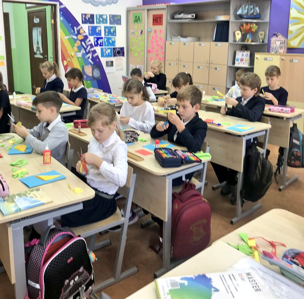 cevdmsamara's tweet image. Сегодня наши ребята- волонтёры (учащиеся @gym3sam_ru) провели мероприятие в рамках городской волонтёрское акции ко Дню пожилого человека #Твори_добро ❤️ Изготовили поздравительные открытки с младшими театралами &quot;Чудодеи&quot; для бабушек и дедушек.
#нацпроекты
#социальнаяактивность