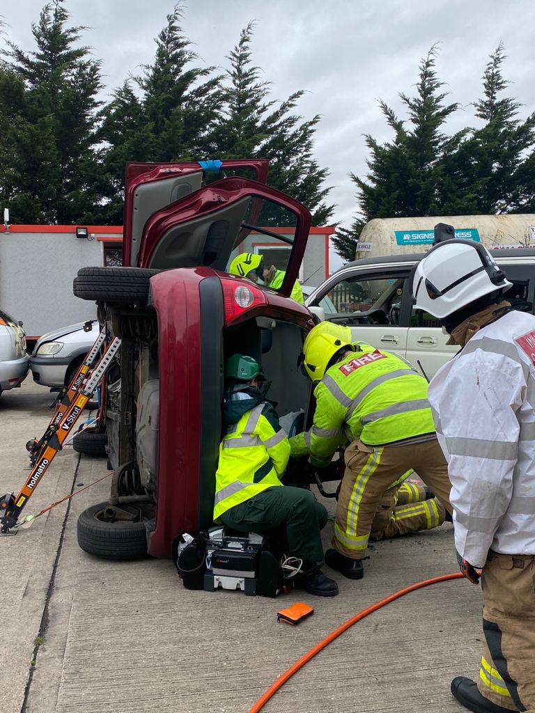 uohparamedics's tweet photo. Today our @UniOfHull Paramedic Students engaged in some amazing #MDT learning with @HumbersideFire and @YorksAmbulance - thank you to all involved 🚒🚑🤕 https://t.co/TjX5MeoS5h